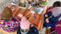 KInder bemalen Eier auf dem Wochenmarkt