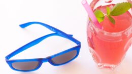 Sonnenbrille und Erfrischungsgetränk