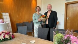 Bürgermeisterin Sandra Pietschmann wünscht dem neuen Leiter des Standesamtes, Christian Schrader, viel Glück.