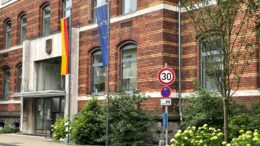 Deutschland- und Eurpaflagge vor dem Rathaus