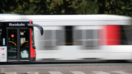 Ein Rheinbahnbus und eine vorbeifahrende Straßenbahn