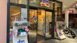 Eingang dm an der Schwarzbachstraße / Jubiläumsplatz