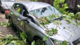 Ein beschädigtes Auto auf der Teichstraße.