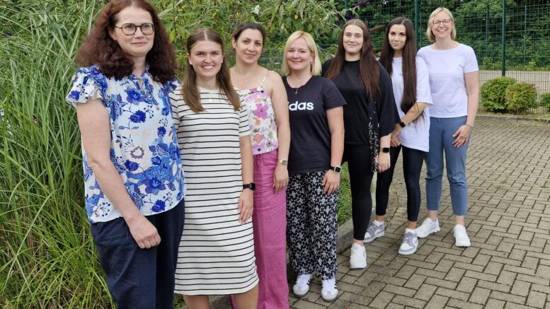 Neue Erzieherinnen nach ihrer erfolgreichen Ausbildung