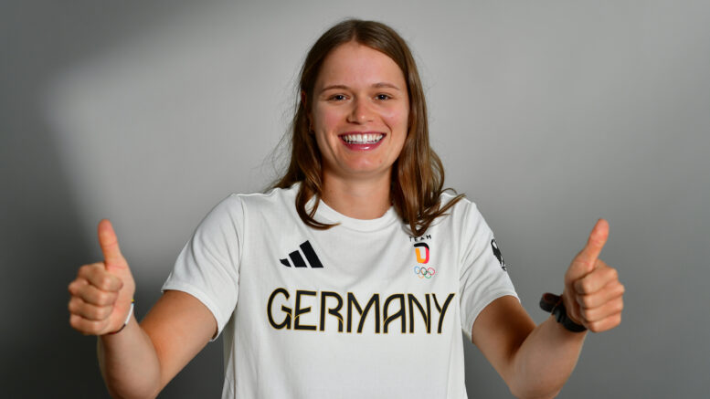 Die Ruderin Leonie Menzel rudert bei Olympia