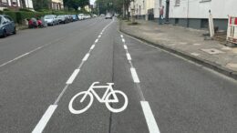 Dahrradschutzstriefen auf der Düsseldorfer Straße. (Foto: Kreisstadt Mettmann)