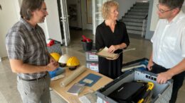 Übergabe Notfallset fürs Stadtarchiv