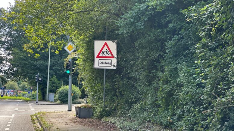 Neues Verkehrsschiold "Acgtung Schulweg" auf der Beethovenstraße