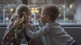 Junge und Mädchen im Bus