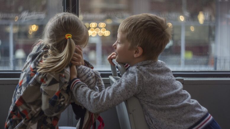 Junge und Mädchen im Bus