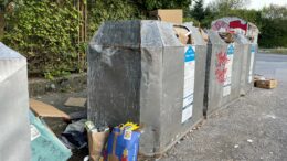 Vollgestopfte Papiercontainer