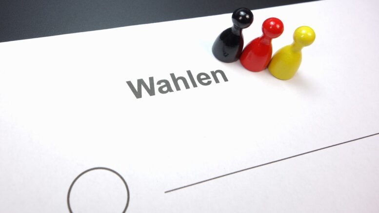 Wahlschein mit drei Spielfiguren