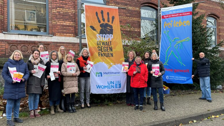 Fahrnenaktion gegen Gewalt gegen Frauen und Mädchen