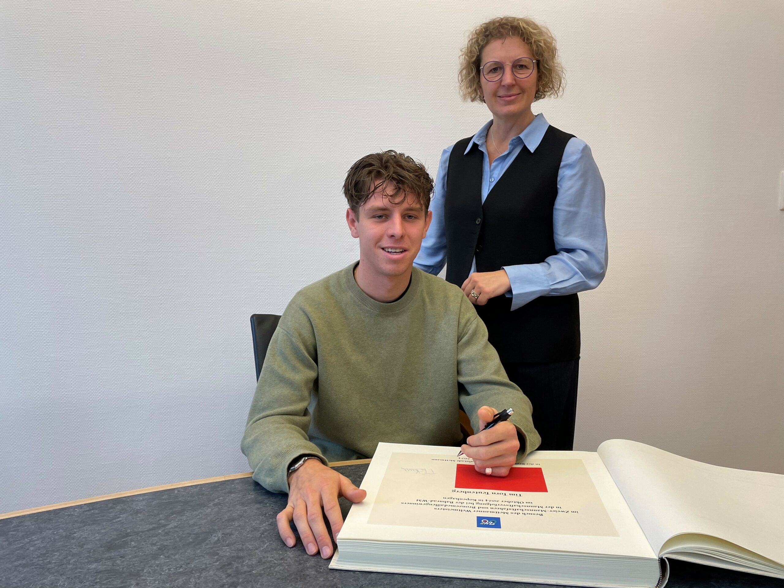 Tim Torn Teutenberg trägt sich ins Goldene Buch der Stadt ein.