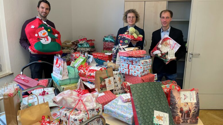 Übergabe Weihnachtsgeschneke für Tafelkinder