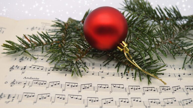 Weihnachtszweig mit Kugel und Noten