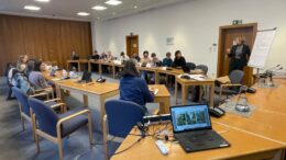 KHG-Schüler im Rathaus im Gespräch mit Bürgermeisterin Pietschmann