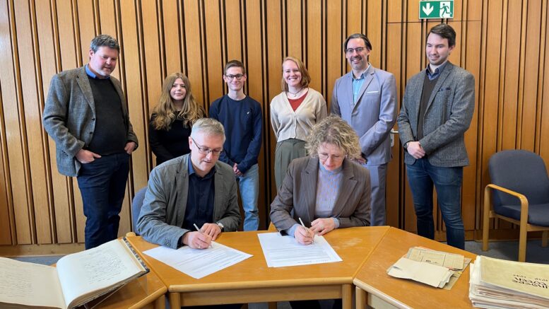 Unterzeichnung der Bildungspartnerschaft zwischen KHG und Stadtarchiv