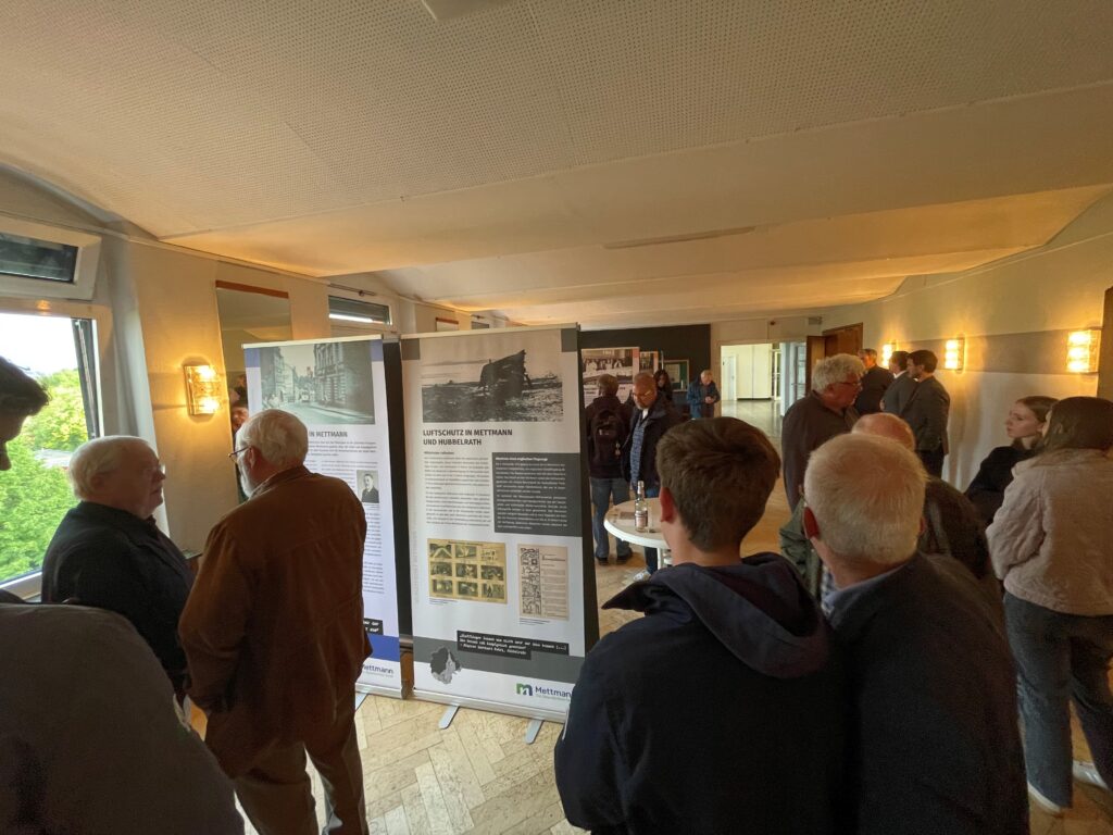 Besucher in der Ausstellung
