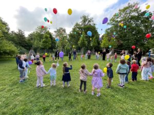 Luftballons steigen in den Himmel auf.