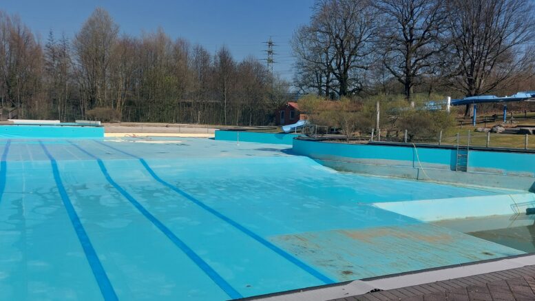 Das Becken des Naturfreibads ohne Wasser