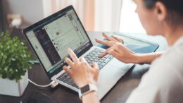 Eine Frau arbeitet am Computer