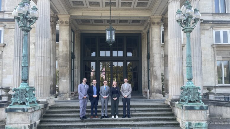 Stadtarchiv und Personalleitung vor der Villa Hügel
