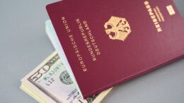 Reisepass mit Dollars