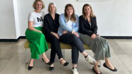 Bürgermeisterin Pietschmann mit drei Frauen