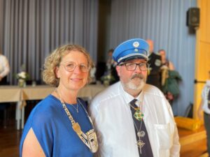 Bürgermeisterin Sandra Pietschmann mit Tambourmajor Michael John. (Foto: Kreisstadt Mettmann)