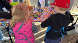 Mitmach-Aktion für Kinder auf dem Wochenmarkt