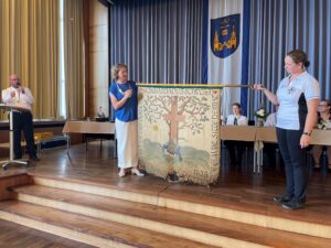 Übergabe der alten Schützenfahne an Bürgermeisterin Sandra Pietschmann