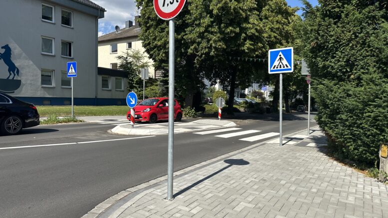 Neuer Zebrastreifen auf der Düsseldorfer Straße