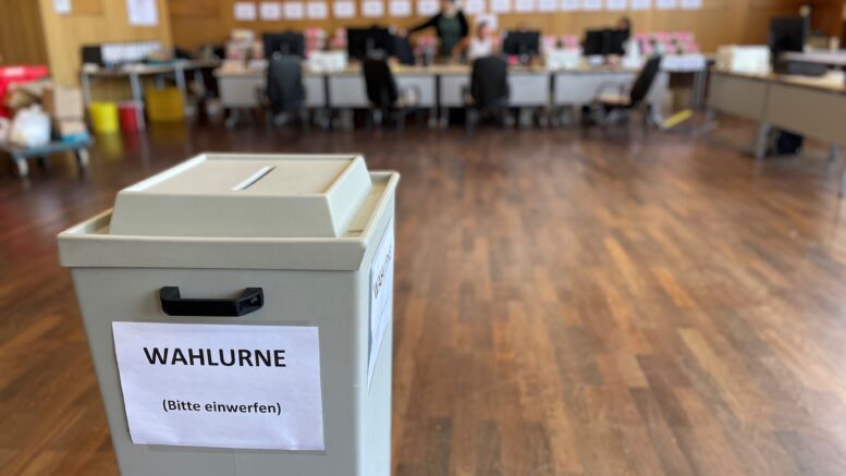 Briefwahlbüro im Ratssaal