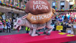 Karnevalswagen zur Schuldenlast der Kommunen