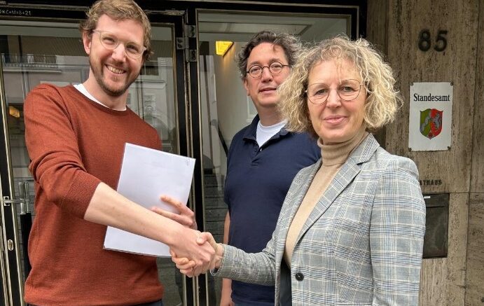 Vertragsunterzeichnunge für Tafel-Räume