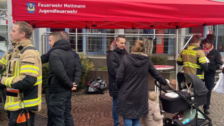 Infostand Katastrophenschutz auf dem Wochenmarkt