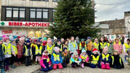 Kita-Kinder schmücken Tannebäume (2025)