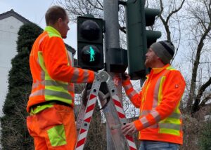 Techniker an einer Fußgängerampel