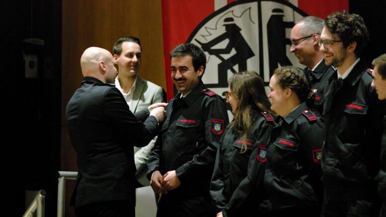Versammlung der Feuerwehr mit Beförderungen