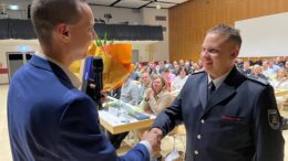 Bürgermeister Bär gratuliert Sebastian Thews zur Amtsleitung Brandschutz und rettungsdienst