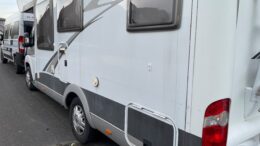 Wohnmonile parken auf der Straße