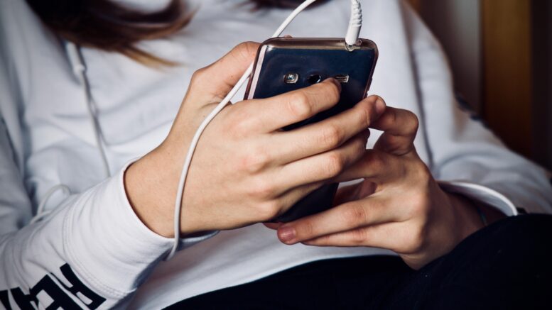 Jugendliche mit Handy