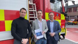 Bürgermeister André Bär, Personalchef Waldemar Theophil Suchan (r. ) und Marco Baumann, Abteilungsleiter Zentrale Dienste, präsentieren das druckfrische Werk "Kommunen in der Krise". Foto: Kreisstadt Mettmann