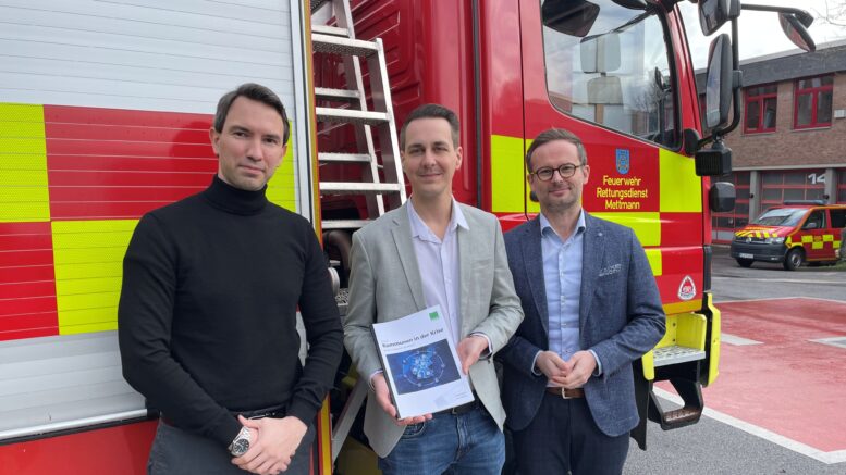 Bürgermeister André Bär, Personalchef Waldemar Theophil Suchan (r. ) und Marco Baumann, Abteilungsleiter Zentrale Dienste, präsentieren das druckfrische Werk "Kommunen in der Krise". Foto: Kreisstadt Mettmann