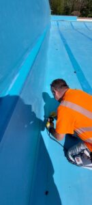 Reparatur der Folie im Naturfreibad