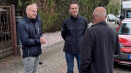 Bürgermeister André Bär und Ordnungsamtsleiter Marcel Neubauer im Gespräch mit einem Anwohner der Haydnstraße. (Foto: Kreisstadt Mettmann)