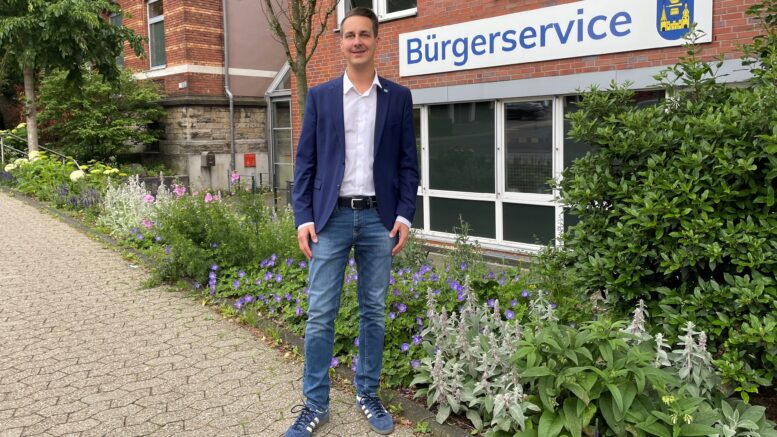 Bürgermeister André Bär vor dem Bürgerservice
