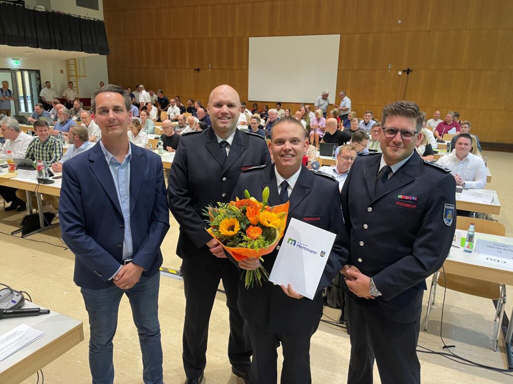 Bürgermeister Bär mit dem Führungstrio der Feuerwehr