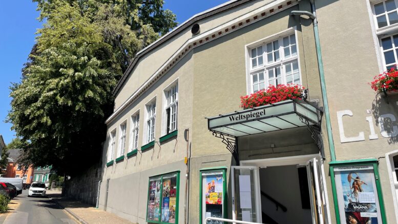 Das Kino mit der rund 350 Jahre alten Linde.